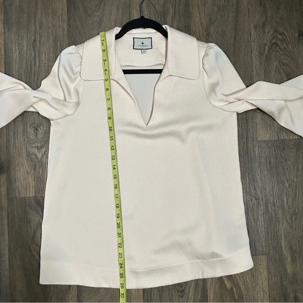 Tuckernuck Cream V-Neck Bell Sleeve Blouse Size Small - Picture 9 of 9